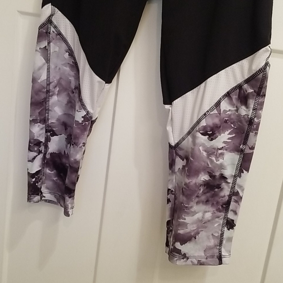 Balance Collection Cropped Printed Leggings - Picture 3 of 6